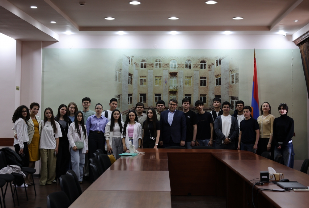 ՀԱՅ-ՌՈՒՍԱԿԱՆ ՀԱՄԱԼՍԱՐԱՆԻ «ՈՒՍՄՈՒՆՔ» ԴՊՐՈՑԻ 10-ՐԴ, 11-ՐԴ ԵՎ12-ՐԴ ԴԱՍԱՐԱՆԻ ԱՇԱԿԵՐՏՆԵՐՆ ԱՅՑԵԼԵԼ ԵՆ ՀՀ ՓԱՍՏԱԲԱՆՆԵՐԻ ՊԱԼԱՏ ՀԱՅ-ՌՈՒՍԱԿԱՆ ՀԱՄԱԼՍԱՐԱՆԻ «ՈՒՍՄՈՒՆՔ» ԴՊՐՈՑԻ 10-ՐԴ, 11-ՐԴ ԵՎ12-ՐԴ ԴԱՍԱՐԱՆԻ ԱՇԱԿԵՐՏՆԵՐՆ ԱՅՑԵԼԵԼ ԵՆ ՀՀ ՓԱՍՏԱԲԱՆՆԵՐԻ ՊԱԼԱՏ